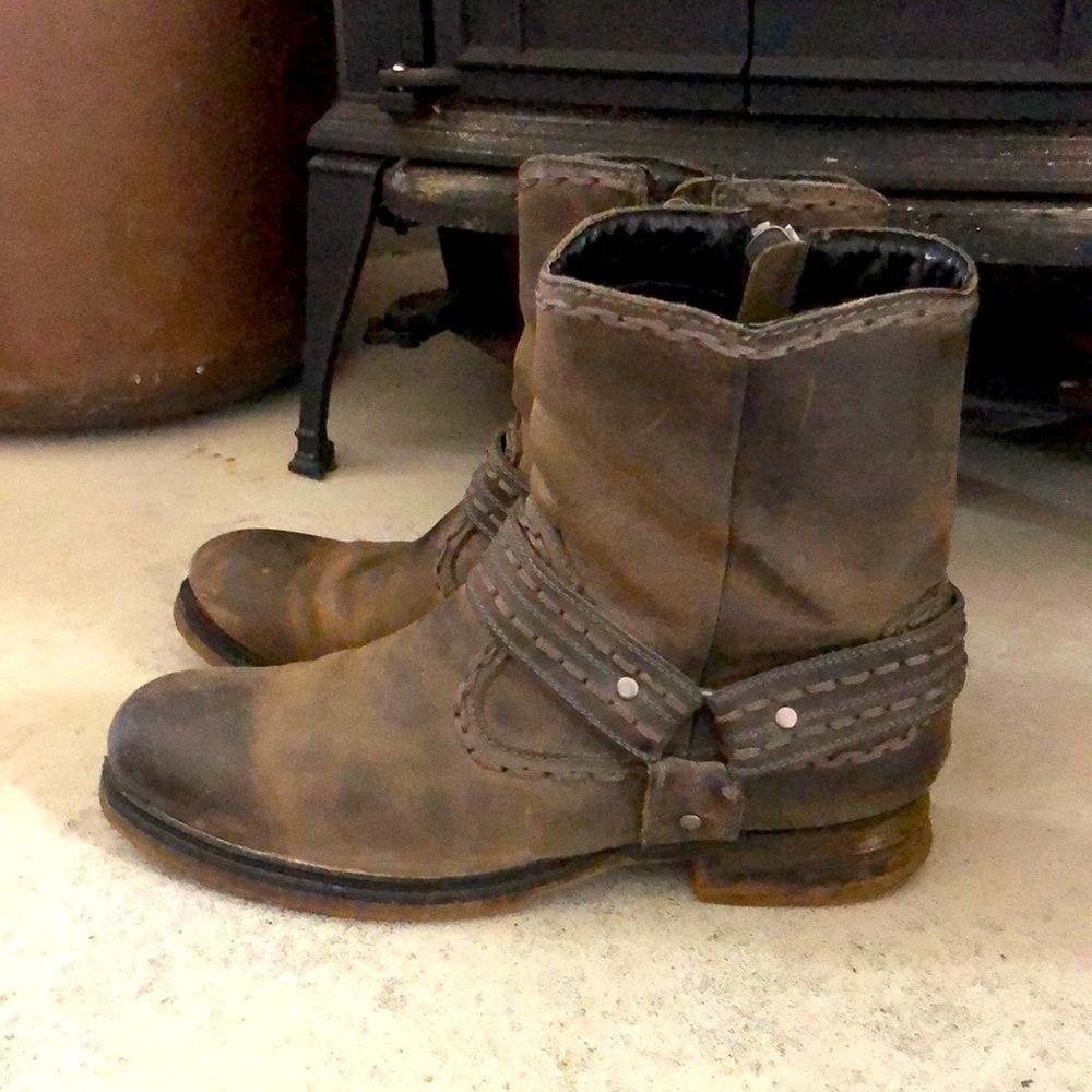 Bed|Stu Leather Boots